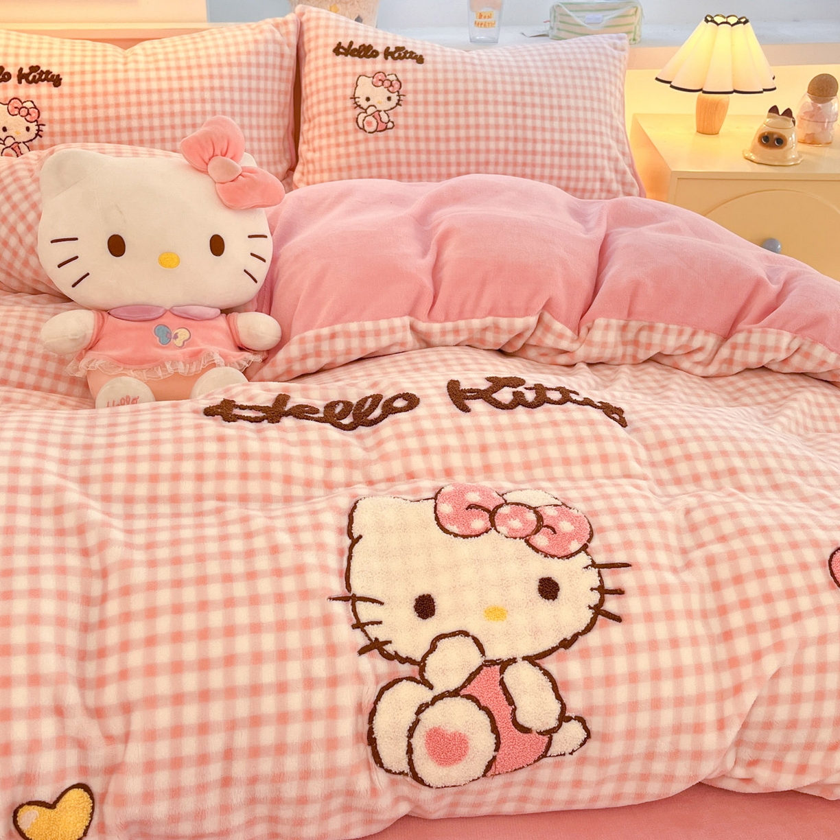 91家纺网 家纺一手货源 找家纺 暮思家居 2025新款正版授权高端毛巾绣绣花牛奶绒三丽鸥四件套 毛巾绣-公主KT