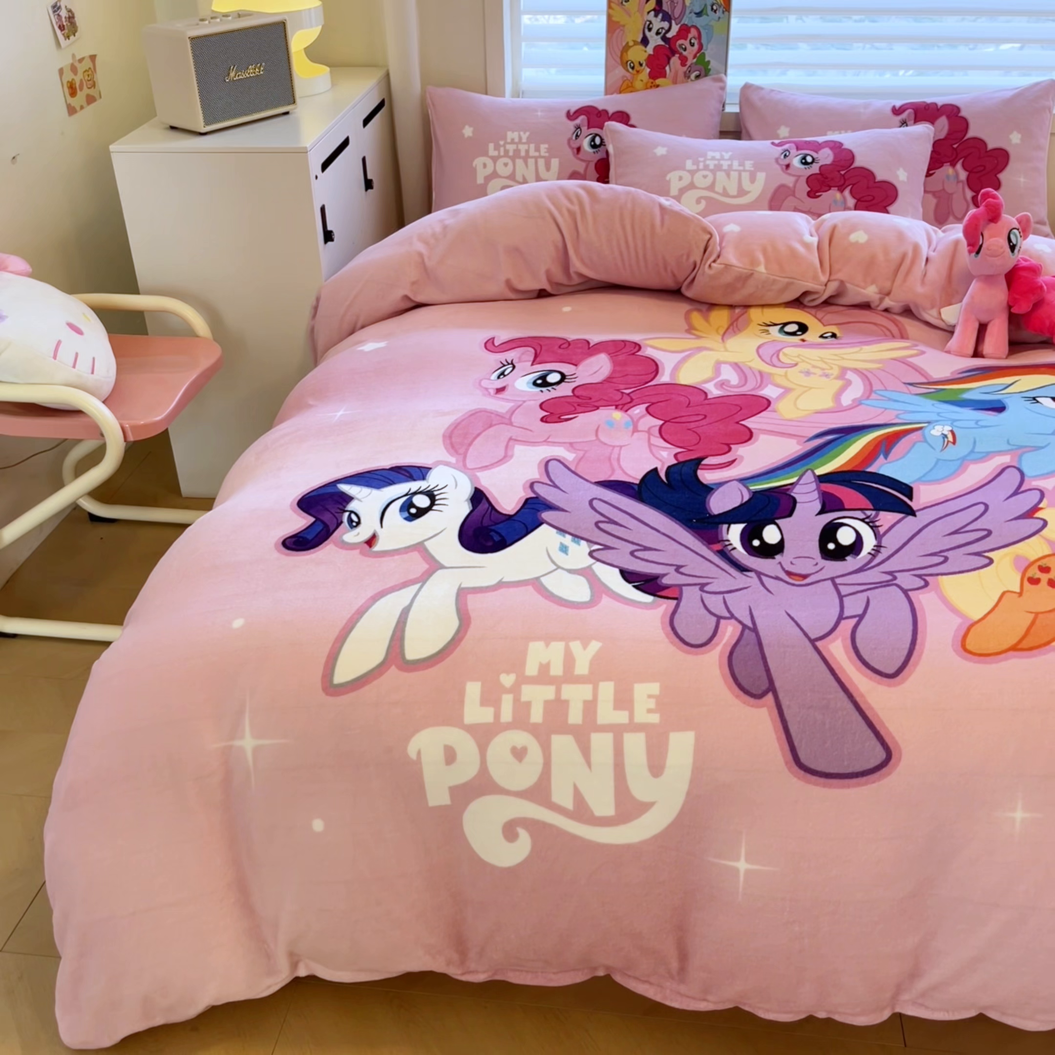 91家纺网 家纺一手货源 找家纺 暮思家居 2025新款正版授权小马宝莉大阪数码印花高克重加厚保暖牛奶绒四件套 绒大版-宝莉大家族