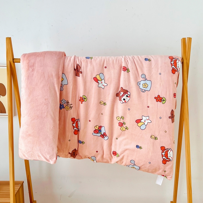 91家纺网 家纺一手货源 找家纺 嗨生活 2025新款加厚230克牛奶绒儿童三件套幼儿园三件套 花园女孩