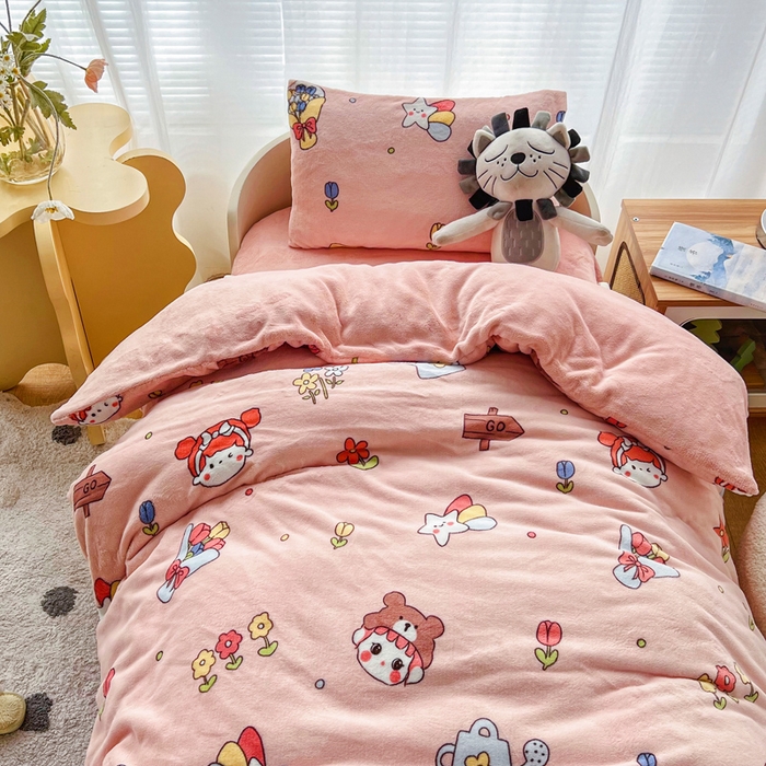 91家纺网 家纺一手货源 找家纺 嗨生活 2025新款加厚230克牛奶绒儿童三件套幼儿园三件套 花园女孩