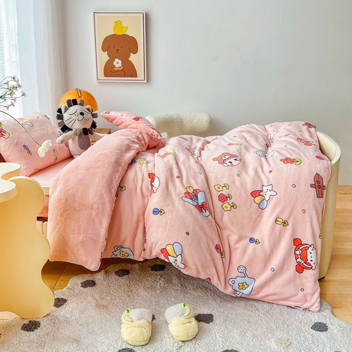 91家纺网 家纺一手货源 找家纺 嗨生活 2025新款加厚230克牛奶绒儿童三件套幼儿园三件套 花园女孩