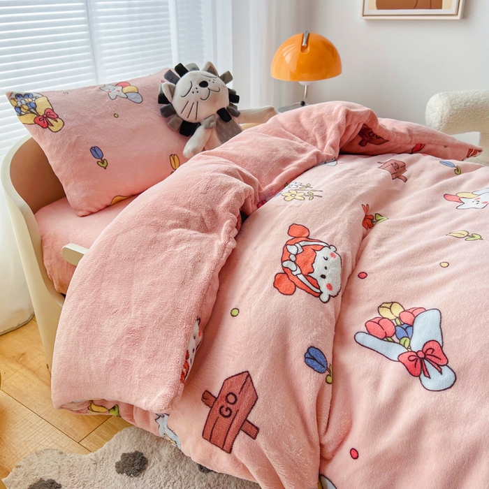 91家纺网 家纺一手货源 找家纺 嗨生活 2025新款加厚230克牛奶绒儿童三件套幼儿园三件套 花园女孩