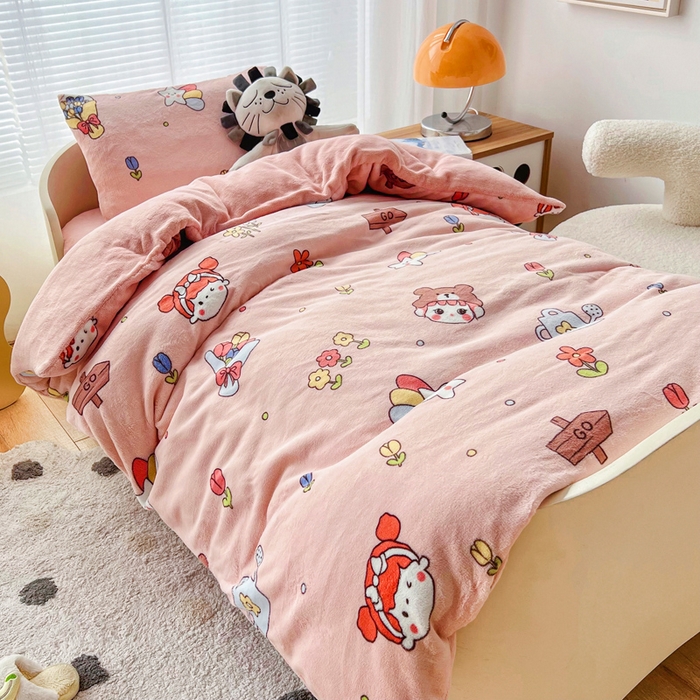 91家纺网 家纺一手货源 找家纺 嗨生活 2025新款加厚230克牛奶绒儿童三件套幼儿园三件套 花园女孩