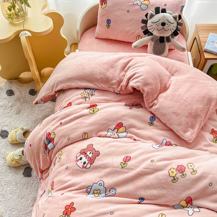 91家纺网 家纺一手货源 找家纺 嗨生活 2025新款加厚230克牛奶绒儿童三件套幼儿园三件套 花园女孩