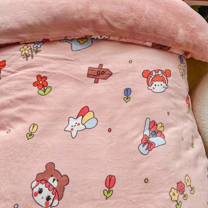 91家纺网 家纺一手货源 找家纺 嗨生活 2025新款加厚230克牛奶绒儿童三件套幼儿园三件套 花园女孩