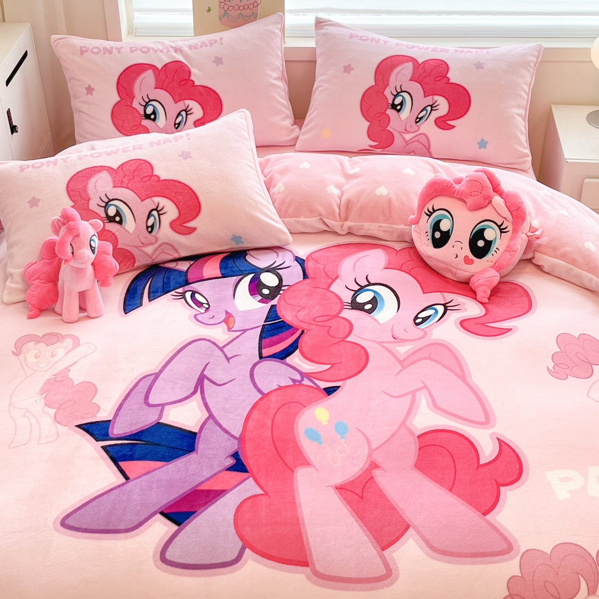 91家纺网 家纺一手货源 找家纺 暮思家居 2025新款正版授权小马宝莉大阪数码印花高克重加厚保暖牛奶绒四件套 绒大版-宝莉女孩