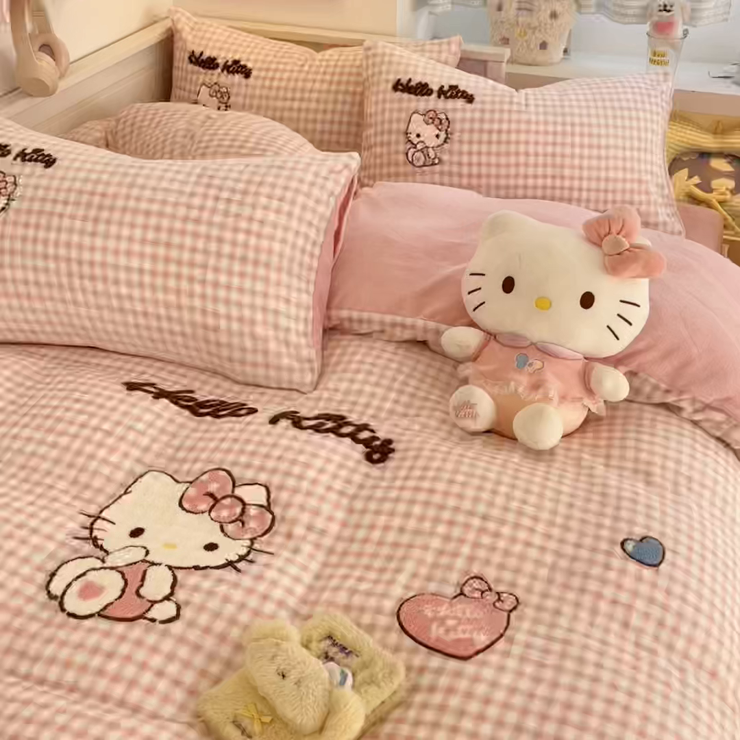 91家纺网 家纺一手货源 找家纺 暮思家居 2025新款正版授权高端毛巾绣绣花牛奶绒三丽鸥四件套 毛巾绣-公主KT