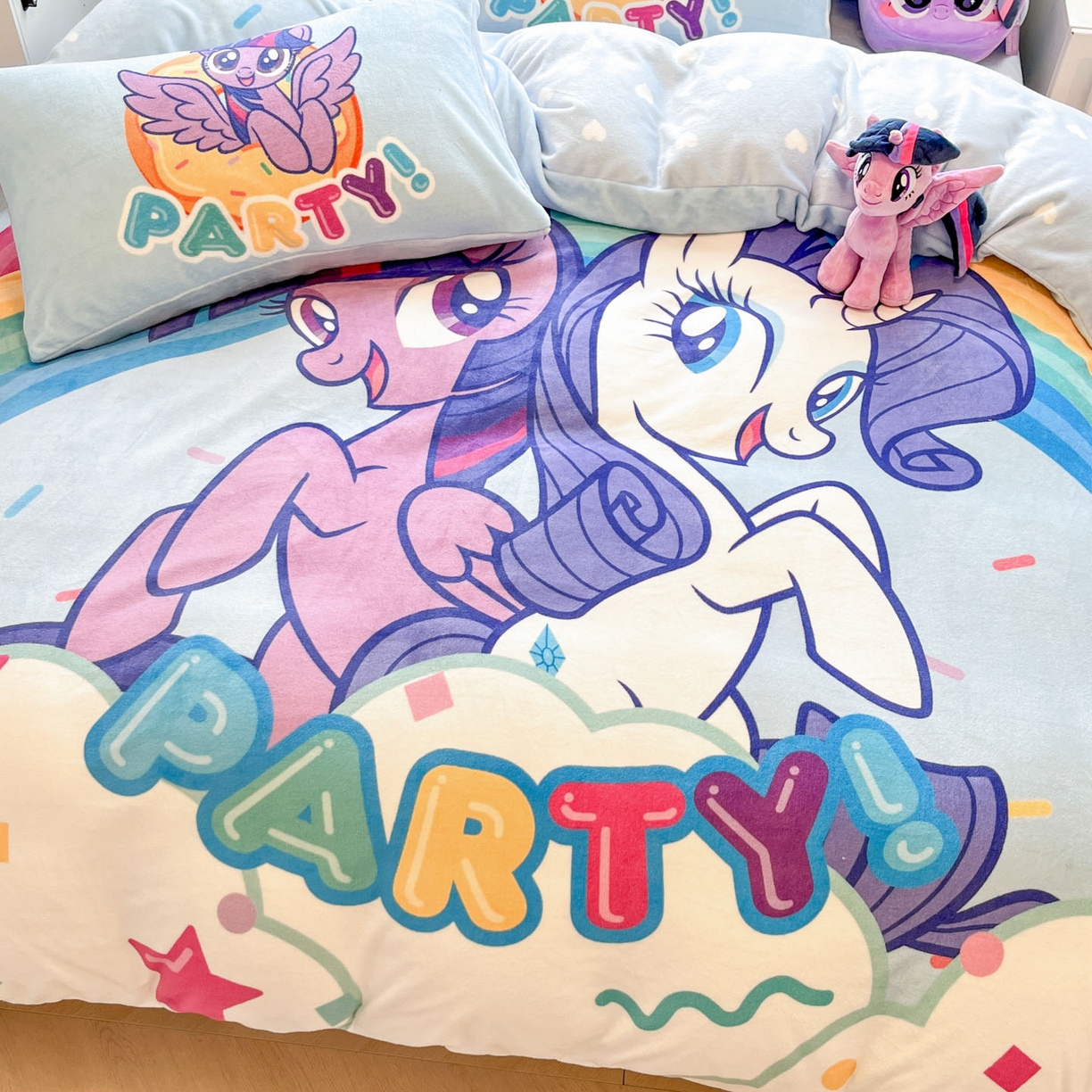 91家纺网 家纺一手货源 找家纺 暮思家居 2025新款正版授权小马宝莉大阪数码印花高克重加厚保暖牛奶绒四件套 绒大版-彩虹宝莉