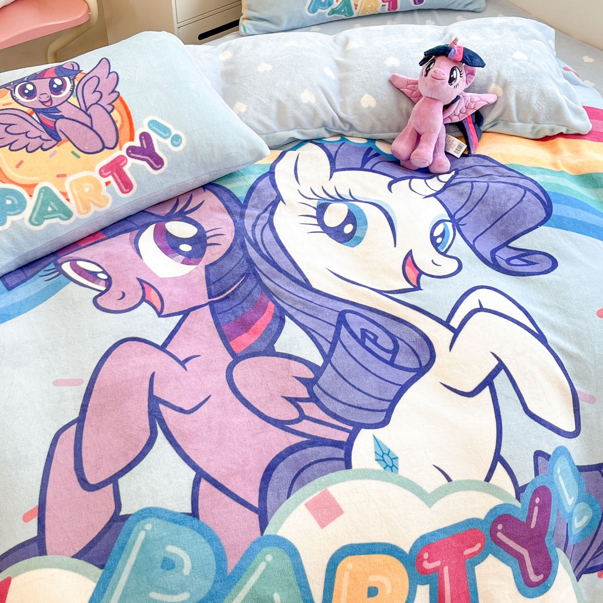 91家纺网 家纺一手货源 找家纺 暮思家居 2025新款正版授权小马宝莉大阪数码印花高克重加厚保暖牛奶绒四件套 绒大版-彩虹宝莉