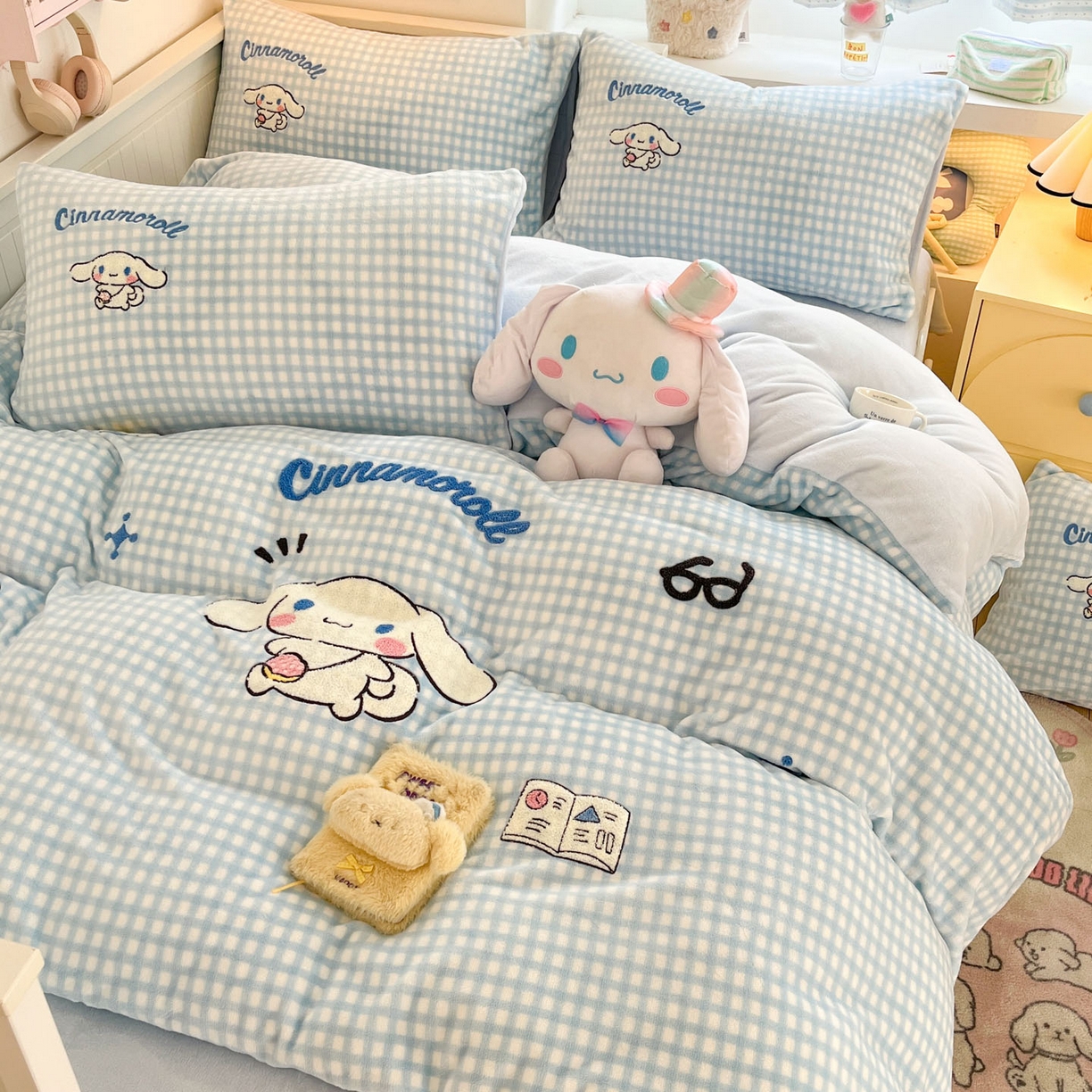 91家纺网 家纺一手货源 找家纺 暮思家居 2025新款正版授权高端毛巾绣绣花牛奶绒三丽鸥四件套 毛巾绣-快乐玉桂狗