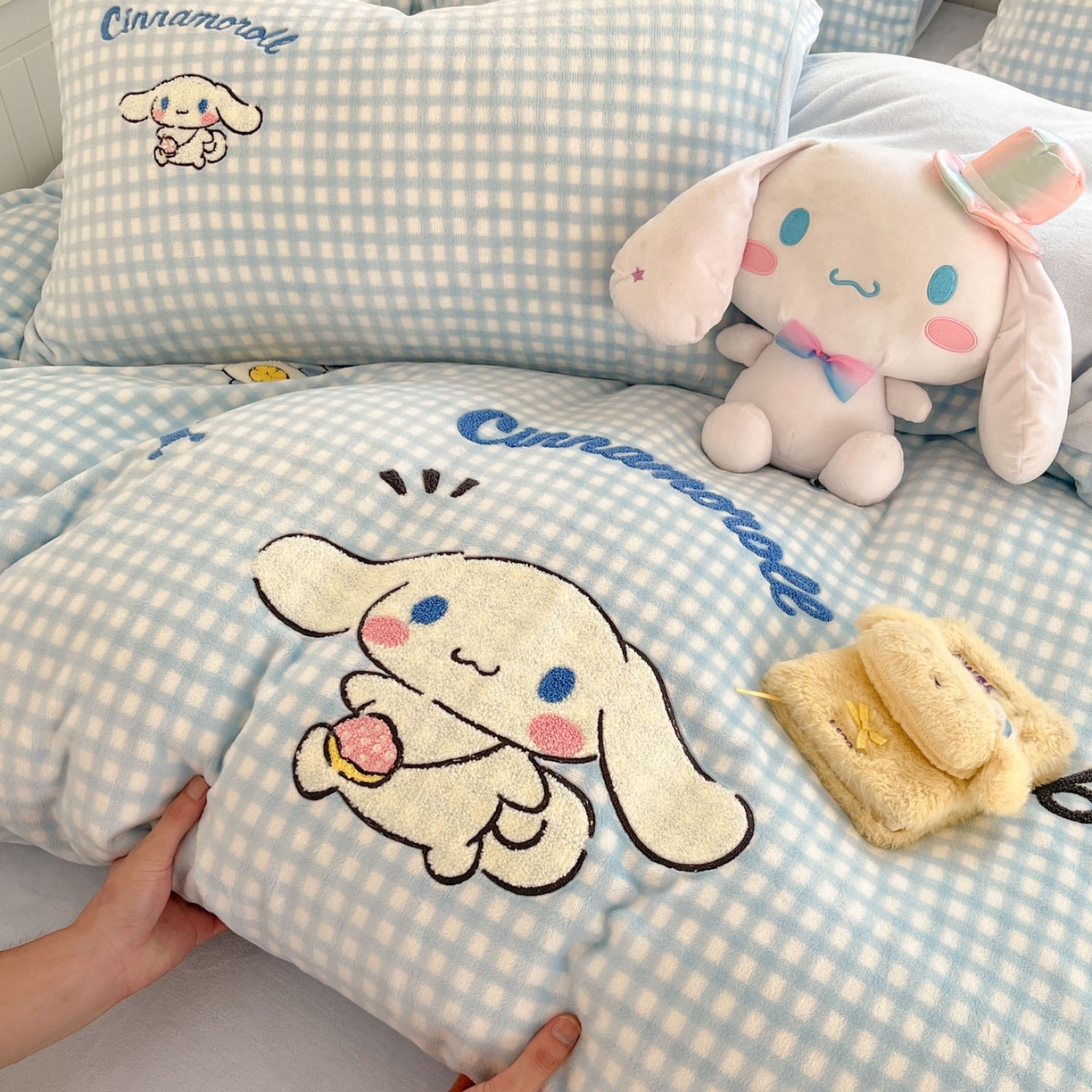 91家纺网 家纺一手货源 找家纺 暮思家居 2025新款正版授权高端毛巾绣绣花牛奶绒三丽鸥四件套 毛巾绣-快乐玉桂狗