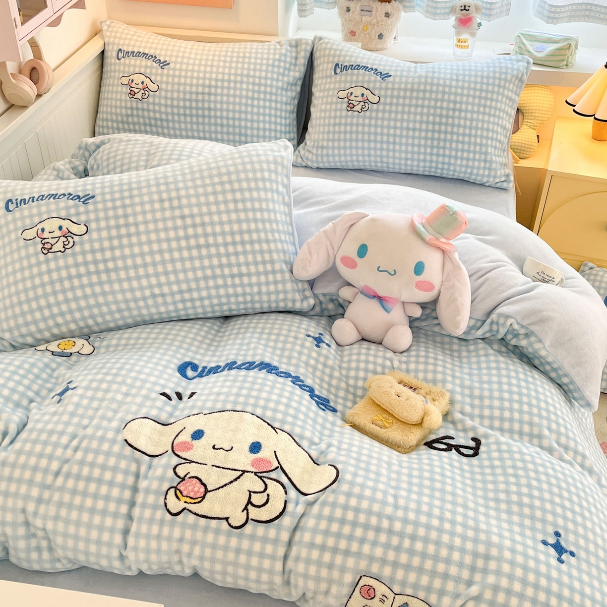 91家纺网 家纺一手货源 找家纺 暮思家居 2025新款正版授权高端毛巾绣绣花牛奶绒三丽鸥四件套 毛巾绣-快乐玉桂狗