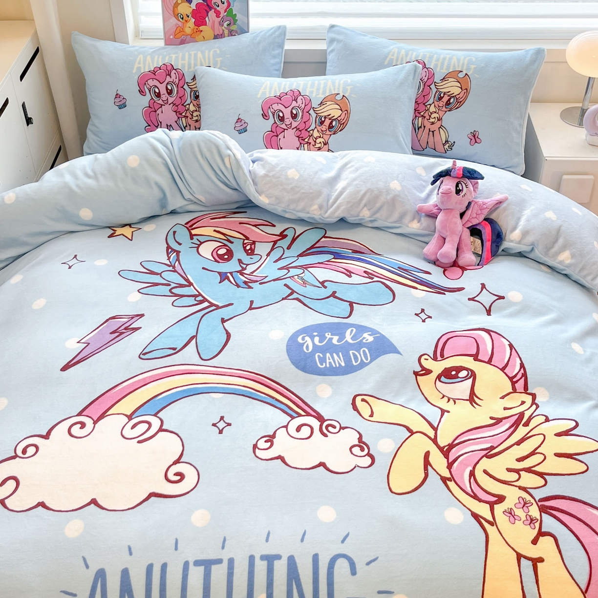 91家纺网 家纺一手货源 找家纺 暮思家居 2025新款正版授权小马宝莉大阪数码印花高克重加厚保暖牛奶绒四件套 绒大版-魔力宝莉