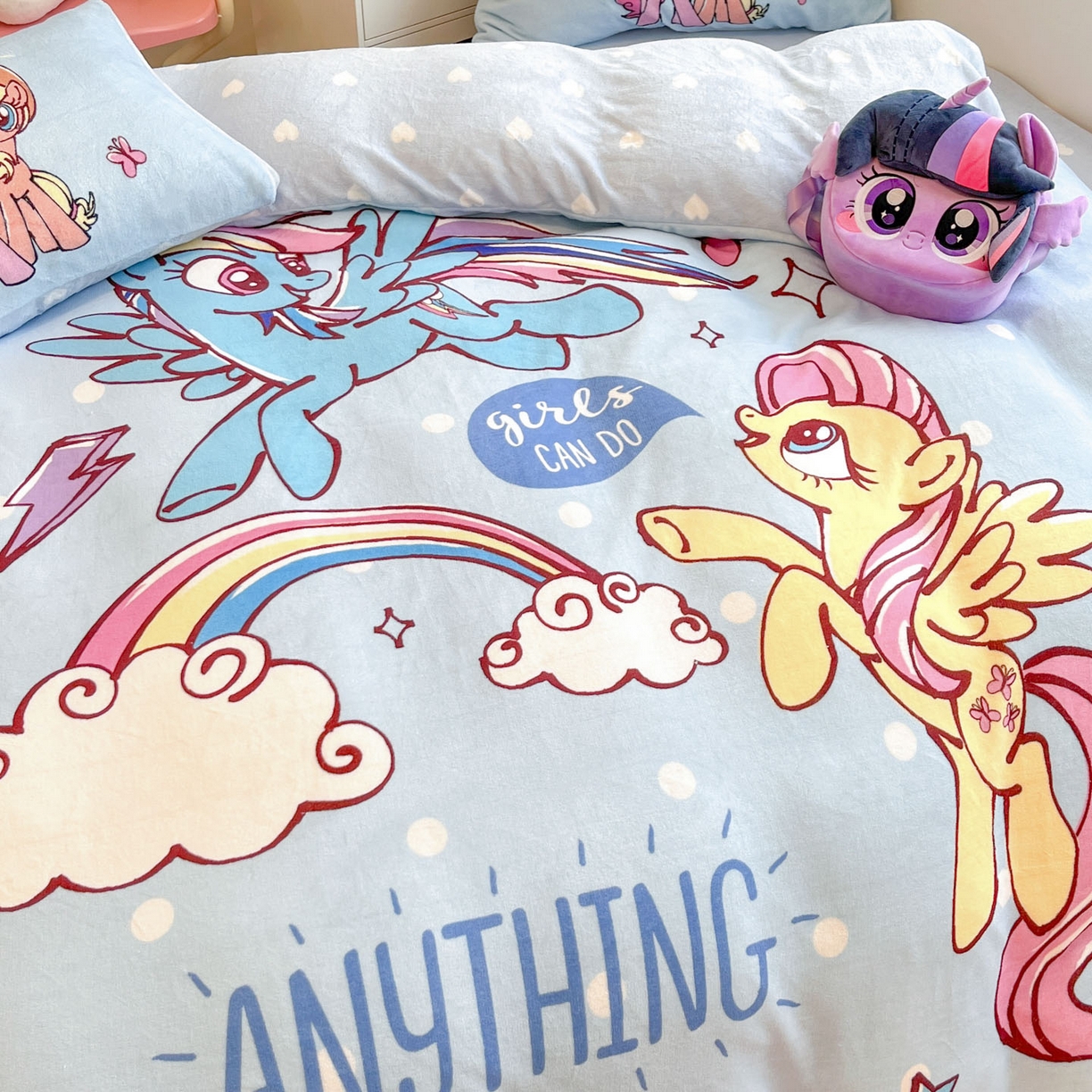 91家纺网 家纺一手货源 找家纺 暮思家居 2025新款正版授权小马宝莉大阪数码印花高克重加厚保暖牛奶绒四件套 绒大版-魔力宝莉