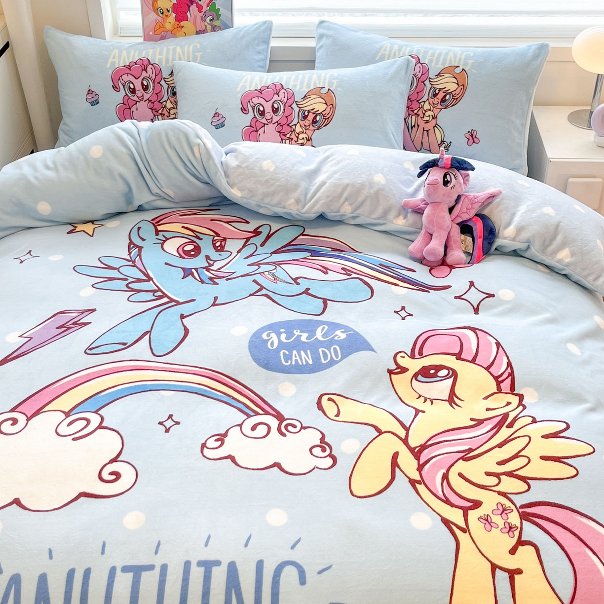 91家纺网 家纺一手货源 找家纺 暮思家居 2025新款正版授权小马宝莉大阪数码印花高克重加厚保暖牛奶绒四件套 绒大版-魔力宝莉