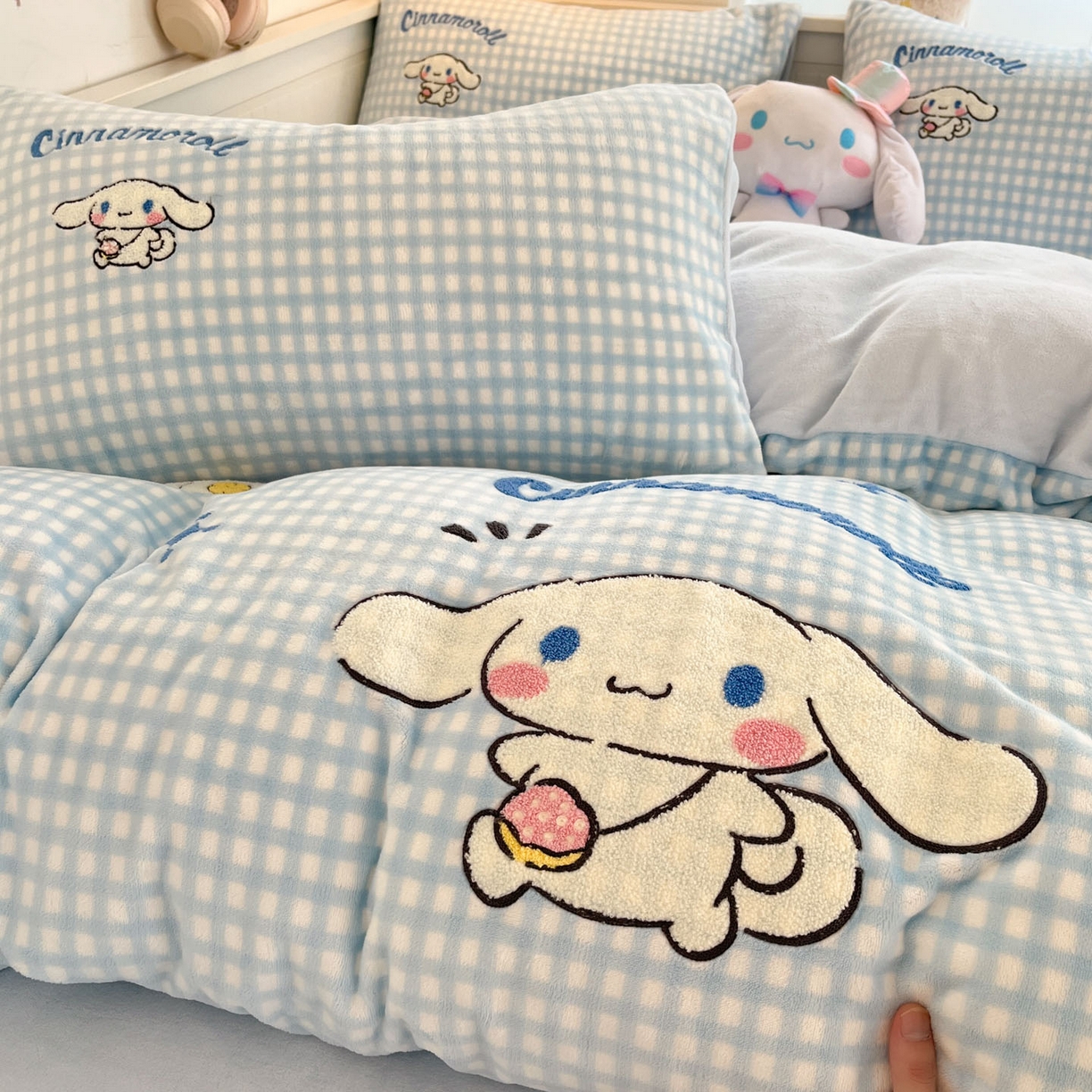 91家纺网 家纺一手货源 找家纺 暮思家居 2025新款正版授权高端毛巾绣绣花牛奶绒三丽鸥四件套 毛巾绣-快乐玉桂狗