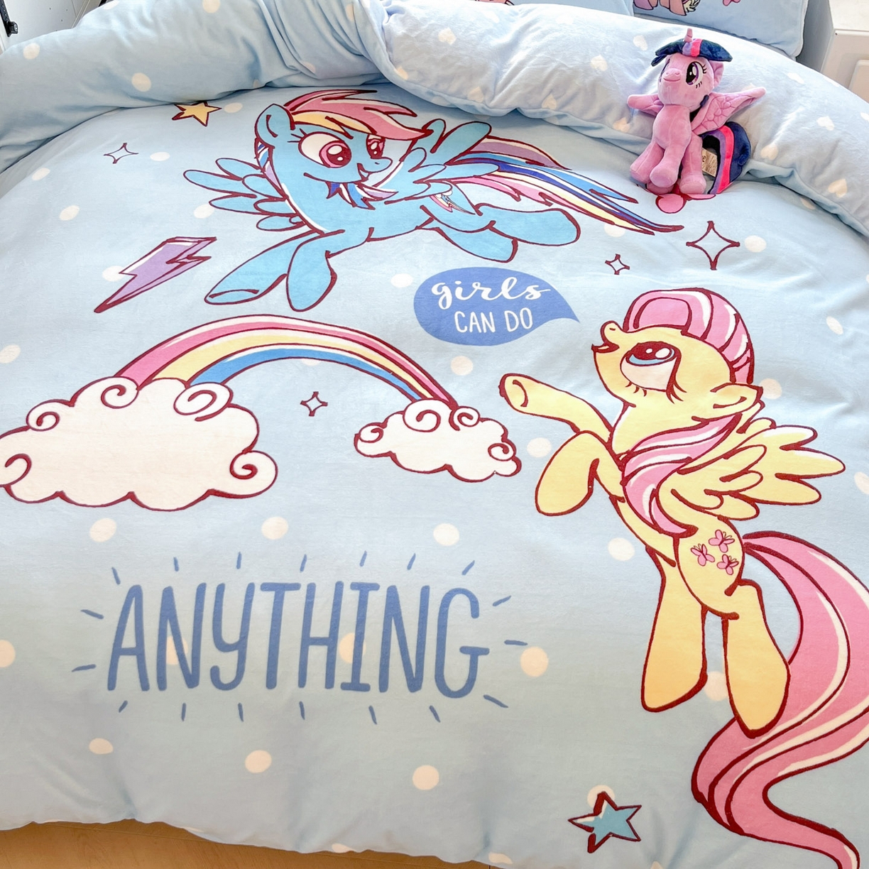 91家纺网 家纺一手货源 找家纺 暮思家居 2025新款正版授权小马宝莉大阪数码印花高克重加厚保暖牛奶绒四件套 绒大版-魔力宝莉