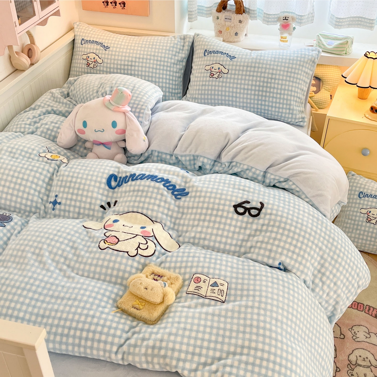 91家纺网 家纺一手货源 找家纺 暮思家居 2025新款正版授权高端毛巾绣绣花牛奶绒三丽鸥四件套 毛巾绣-快乐玉桂狗