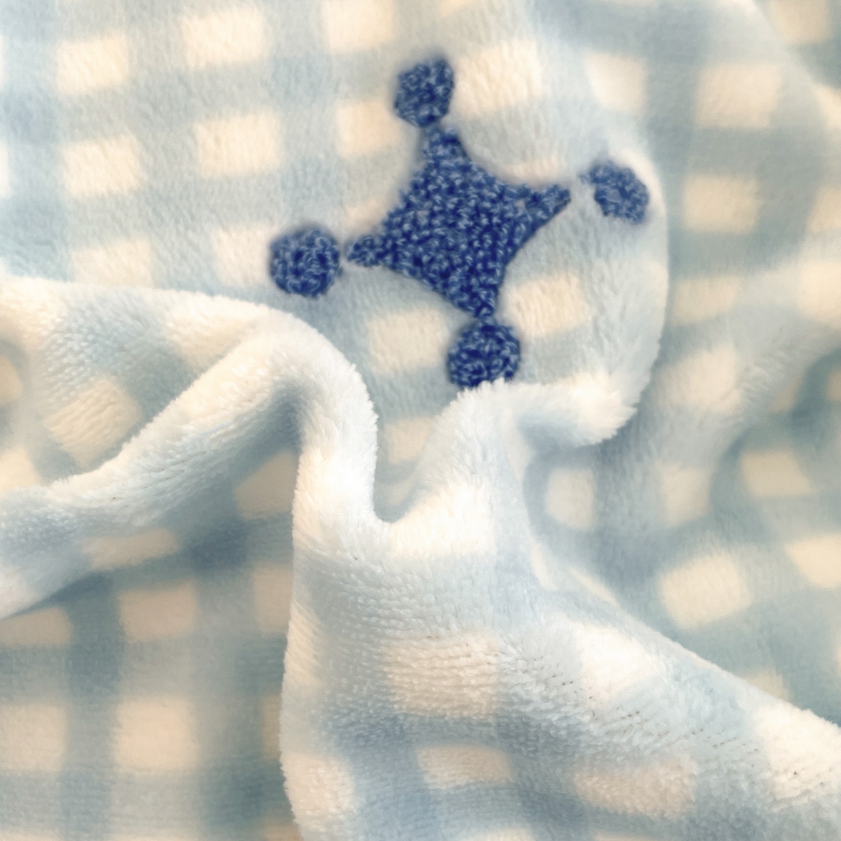 91家纺网 家纺一手货源 找家纺 暮思家居 2025新款正版授权高端毛巾绣绣花牛奶绒三丽鸥四件套 毛巾绣-快乐玉桂狗