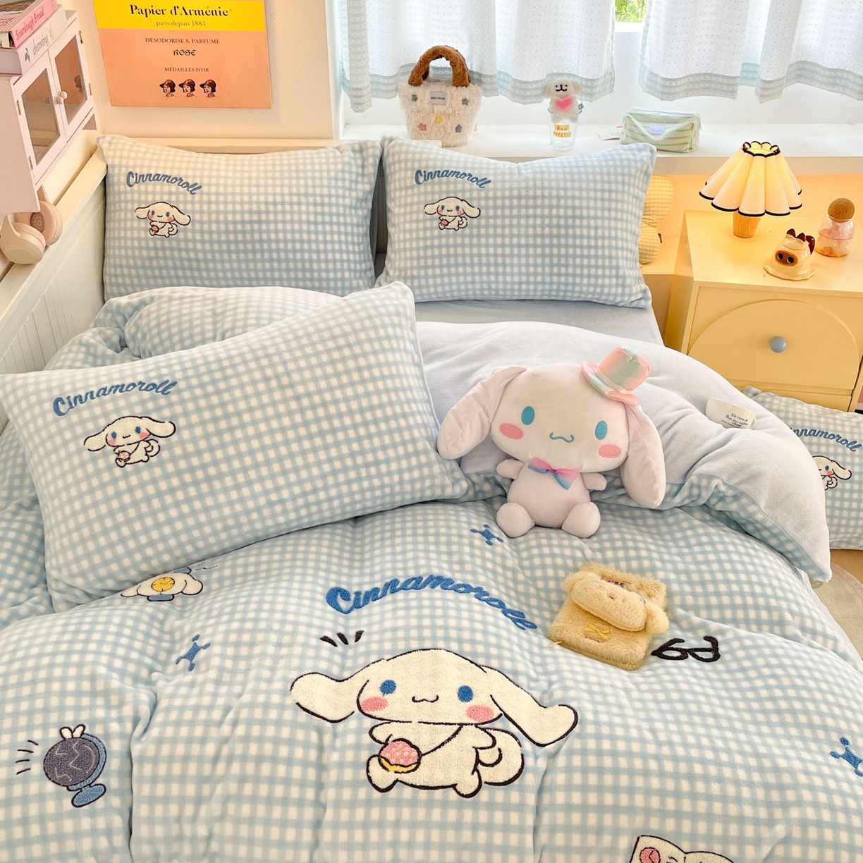 91家纺网 家纺一手货源 找家纺 暮思家居 2025新款正版授权高端毛巾绣绣花牛奶绒三丽鸥四件套 毛巾绣-快乐玉桂狗