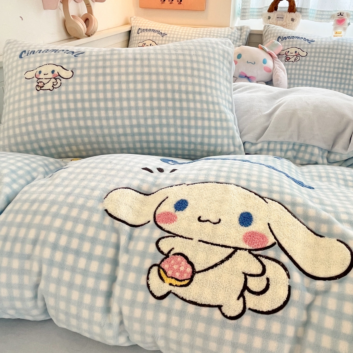 91家纺网 家纺一手货源 找家纺 暮思家居 2025新款正版授权高端毛巾绣绣花牛奶绒三丽鸥四件套 毛巾绣-快乐玉桂狗