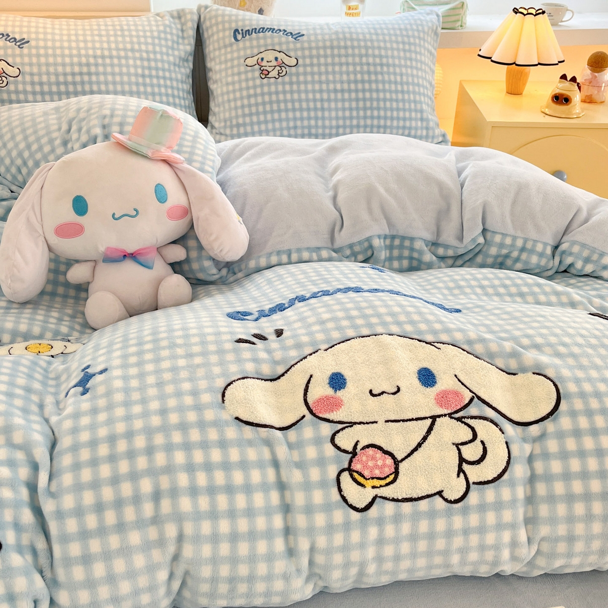 91家纺网 家纺一手货源 找家纺 暮思家居 2025新款正版授权高端毛巾绣绣花牛奶绒三丽鸥四件套 毛巾绣-快乐玉桂狗