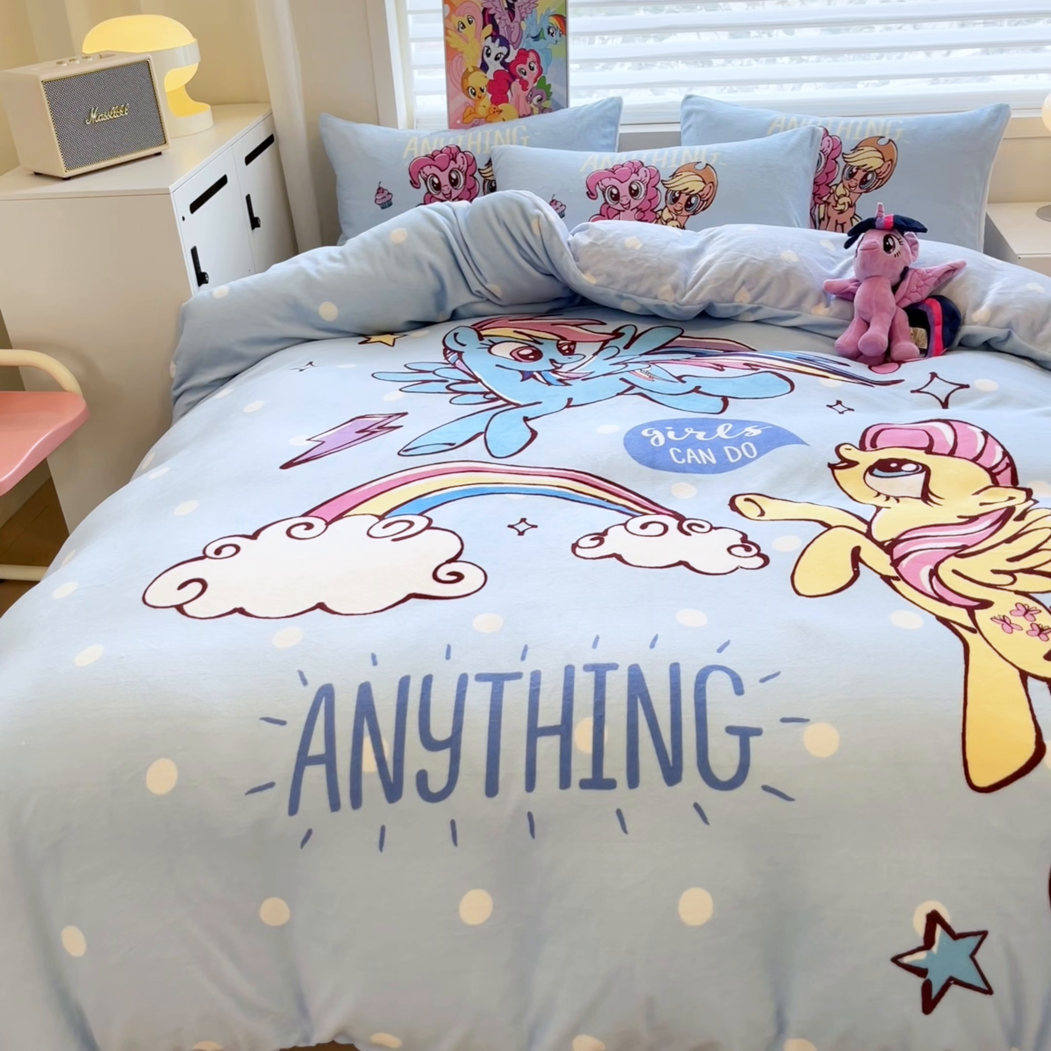 91家纺网 家纺一手货源 找家纺 暮思家居 2025新款正版授权小马宝莉大阪数码印花高克重加厚保暖牛奶绒四件套 绒大版-魔力宝莉