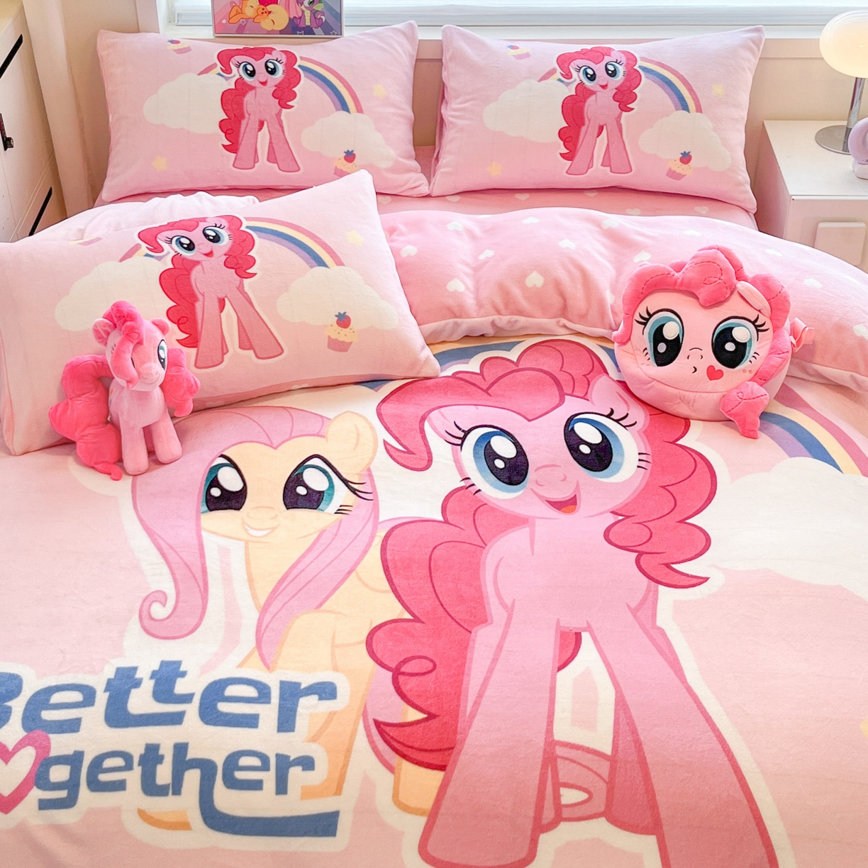 91家纺网 家纺一手货源 找家纺 暮思家居 2025新款正版授权小马宝莉大阪数码印花高克重加厚保暖牛奶绒四件套 绒大版-柔柔碧琪