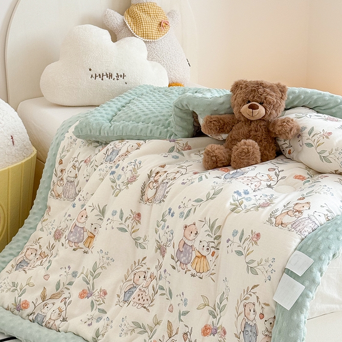91家纺网 家纺一手货源 找家纺 嗨生活 2025新款森林系原创儿童全棉双层纱春秋被冬被幼儿园被子 小熊花园