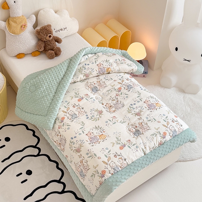 91家纺网 家纺一手货源 找家纺 嗨生活 2025新款森林系原创儿童全棉双层纱春秋被冬被幼儿园被子 小熊花园