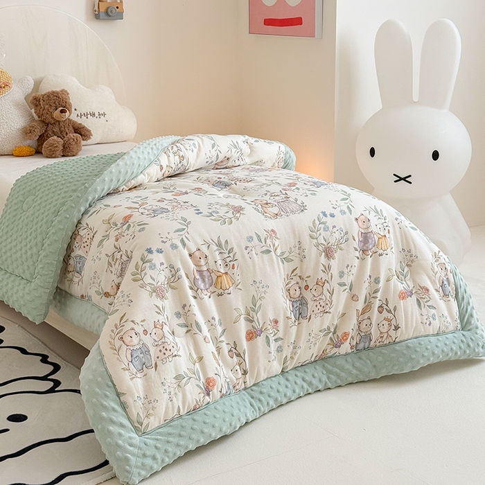 91家纺网 家纺一手货源 找家纺 嗨生活 2025新款森林系原创儿童全棉双层纱春秋被冬被幼儿园被子 小熊花园