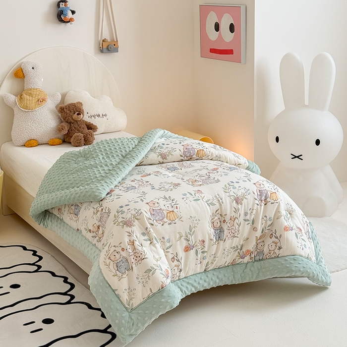 91家纺网 家纺一手货源 找家纺 嗨生活 2025新款森林系原创儿童全棉双层纱春秋被冬被幼儿园被子 小熊花园