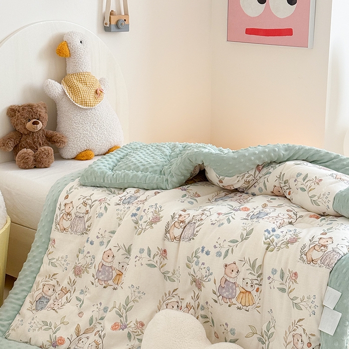 91家纺网 家纺一手货源 找家纺 嗨生活 2025新款森林系原创儿童全棉双层纱春秋被冬被幼儿园被子 小熊花园