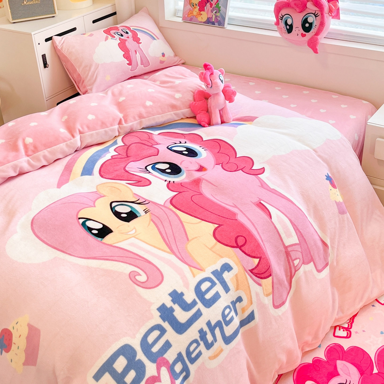 91家纺网 家纺一手货源 找家纺 暮思家居 2025新款正版授权小马宝莉大阪数码印花高克重加厚保暖牛奶绒四件套 绒大版-柔柔碧琪