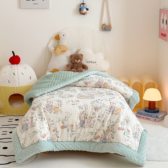 91家纺网 家纺一手货源 找家纺 嗨生活 2025新款森林系原创儿童全棉双层纱春秋被冬被幼儿园被子 小熊花园