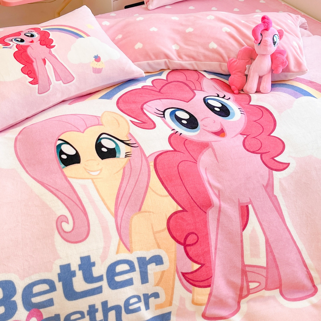 91家纺网 家纺一手货源 找家纺 暮思家居 2025新款正版授权小马宝莉大阪数码印花高克重加厚保暖牛奶绒四件套 绒大版-柔柔碧琪