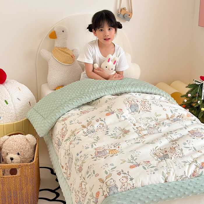 91家纺网 家纺一手货源 找家纺 嗨生活 2025新款森林系原创儿童全棉双层纱春秋被冬被幼儿园被子 小熊花园