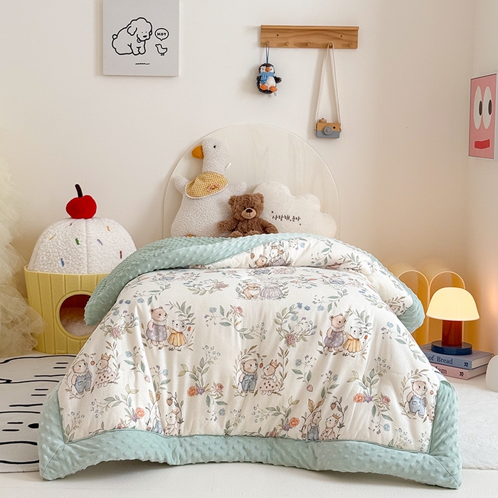 91家纺网 家纺一手货源 找家纺 嗨生活 2025新款森林系原创儿童全棉双层纱春秋被冬被幼儿园被子 小熊花园