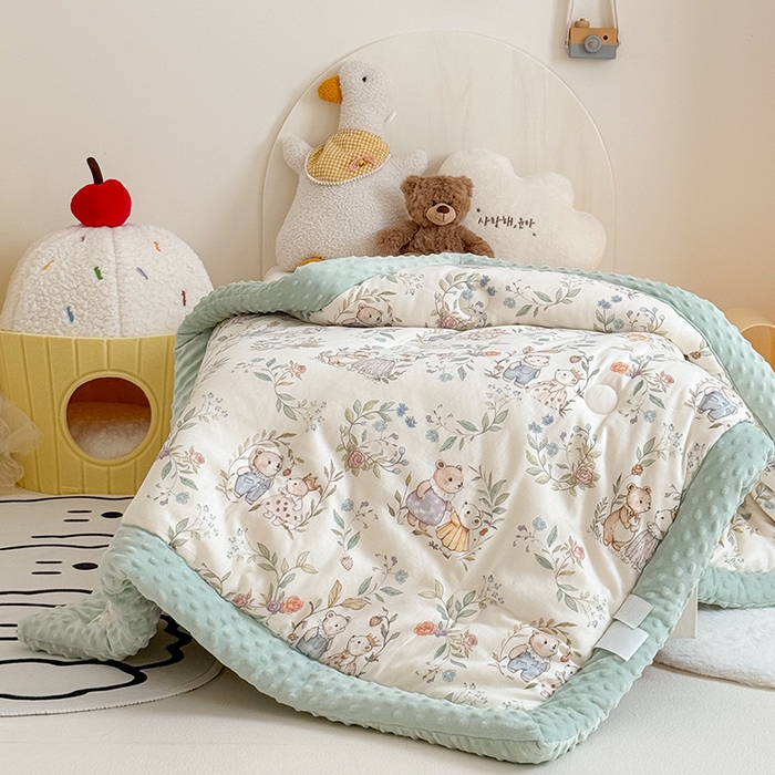 91家纺网 家纺一手货源 找家纺 嗨生活 2025新款森林系原创儿童全棉双层纱春秋被冬被幼儿园被子 小熊花园