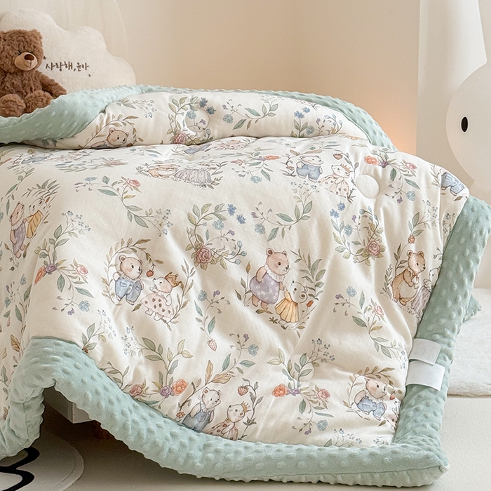 91家纺网 家纺一手货源 找家纺 嗨生活 2025新款森林系原创儿童全棉双层纱春秋被冬被幼儿园被子 小熊花园