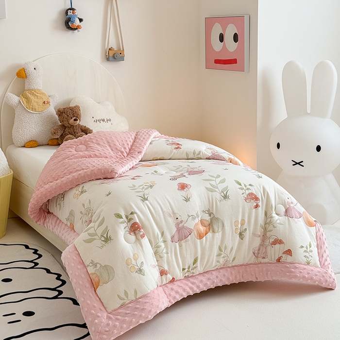 91家纺网 家纺一手货源 找家纺 嗨生活 2025新款森林系原创儿童全棉双层纱春秋被冬被幼儿园被子 田野兔子