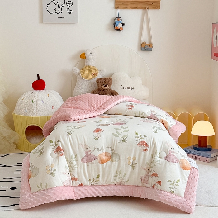 91家纺网 家纺一手货源 找家纺 嗨生活 2025新款森林系原创儿童全棉双层纱春秋被冬被幼儿园被子 田野兔子