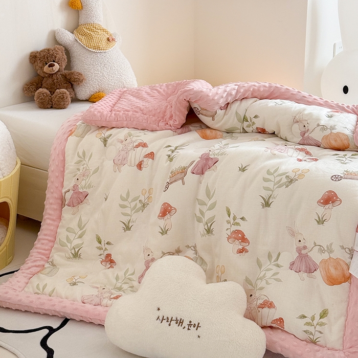 91家纺网 家纺一手货源 找家纺 嗨生活 2025新款森林系原创儿童全棉双层纱春秋被冬被幼儿园被子 田野兔子