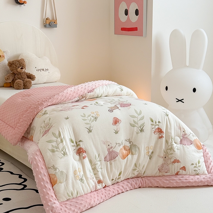 91家纺网 家纺一手货源 找家纺 嗨生活 2025新款森林系原创儿童全棉双层纱春秋被冬被幼儿园被子 田野兔子