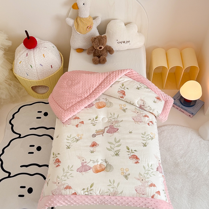 91家纺网 家纺一手货源 找家纺 嗨生活 2025新款森林系原创儿童全棉双层纱春秋被冬被幼儿园被子 田野兔子
