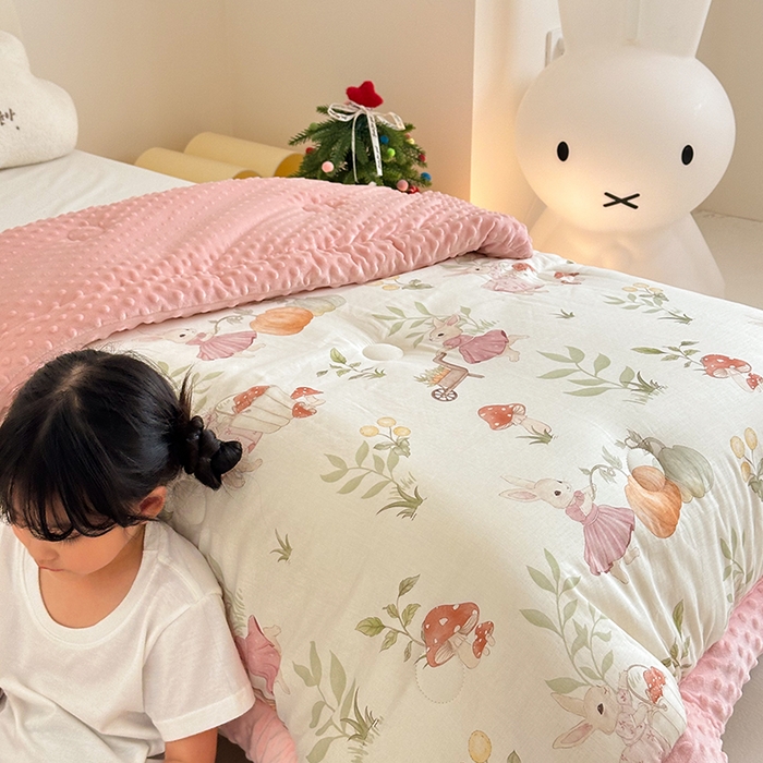 91家纺网 家纺一手货源 找家纺 嗨生活 2025新款森林系原创儿童全棉双层纱春秋被冬被幼儿园被子 田野兔子
