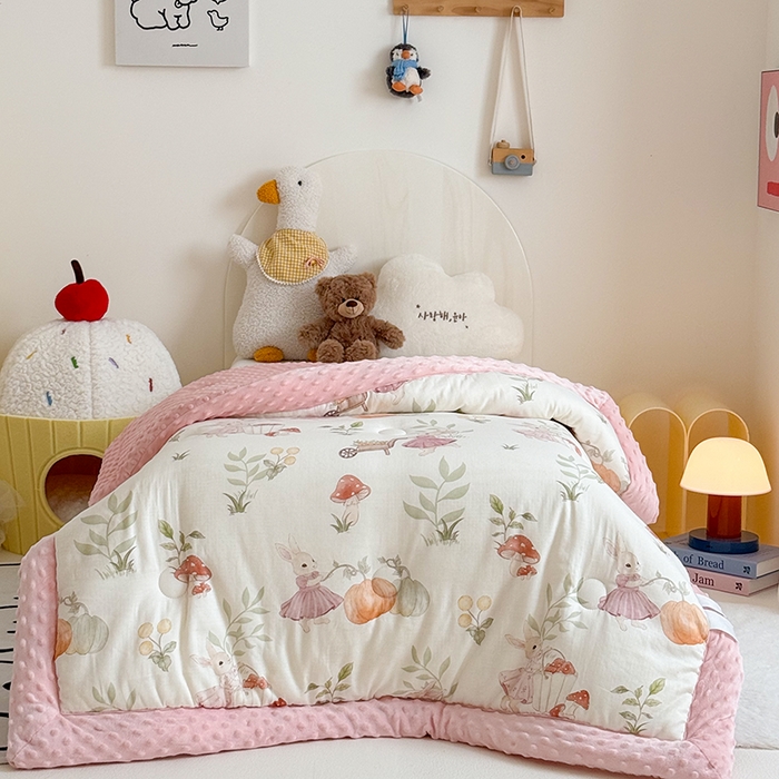 91家纺网 家纺一手货源 找家纺 嗨生活 2025新款森林系原创儿童全棉双层纱春秋被冬被幼儿园被子 田野兔子