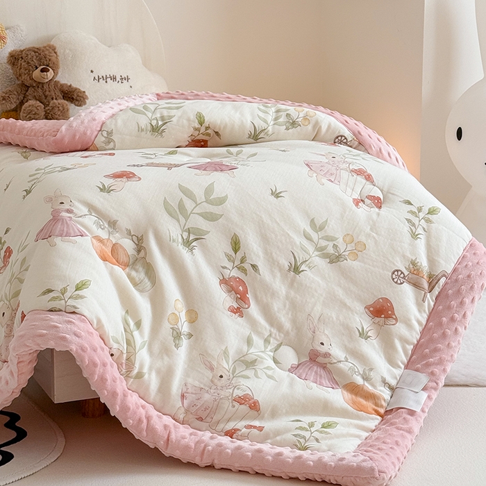 91家纺网 家纺一手货源 找家纺 嗨生活 2025新款森林系原创儿童全棉双层纱春秋被冬被幼儿园被子 田野兔子