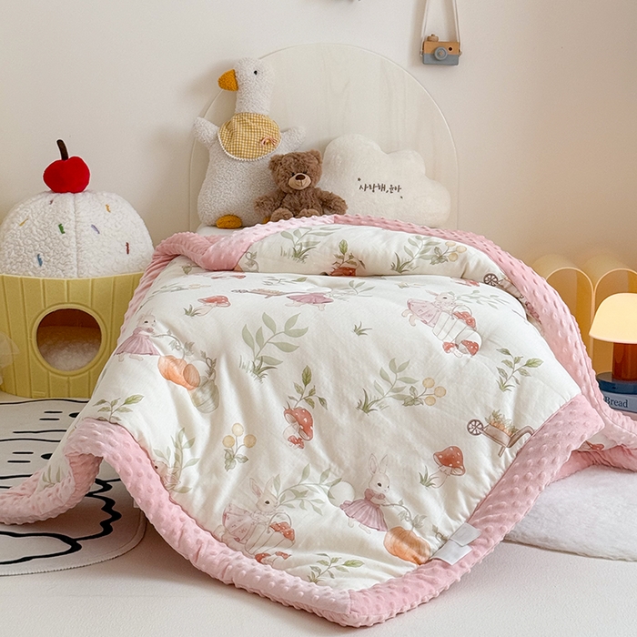 91家纺网 家纺一手货源 找家纺 嗨生活 2025新款森林系原创儿童全棉双层纱春秋被冬被幼儿园被子 田野兔子