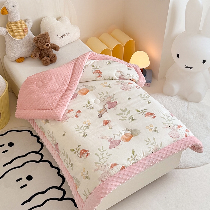 91家纺网 家纺一手货源 找家纺 嗨生活 2025新款森林系原创儿童全棉双层纱春秋被冬被幼儿园被子 田野兔子